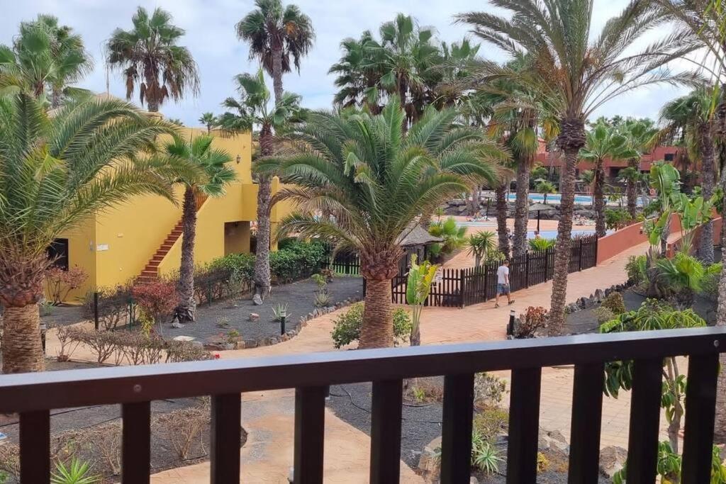Appartamento Bouganville Con Terrazza E Piscina คอร์ราเลโฮ ภายนอก รูปภาพ