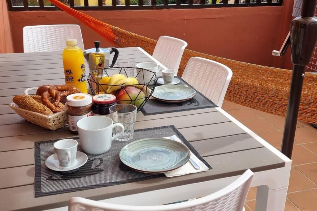 Appartamento Bouganville Con Terrazza E Piscina คอร์ราเลโฮ ภายนอก รูปภาพ